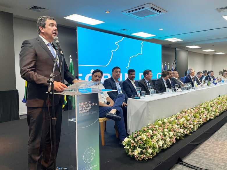 Governador Eduardo Riedel discursa durante evento em Goiás