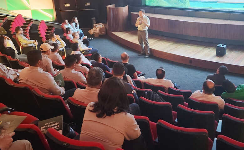 Presidente da Vetorial, Luiz Nagata, falando durante o encontro