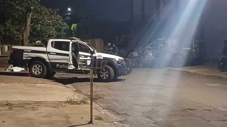 Pol&iacute;cia se faz presente isolando a cena para a Pol&iacute;cia Cient&iacute;fica