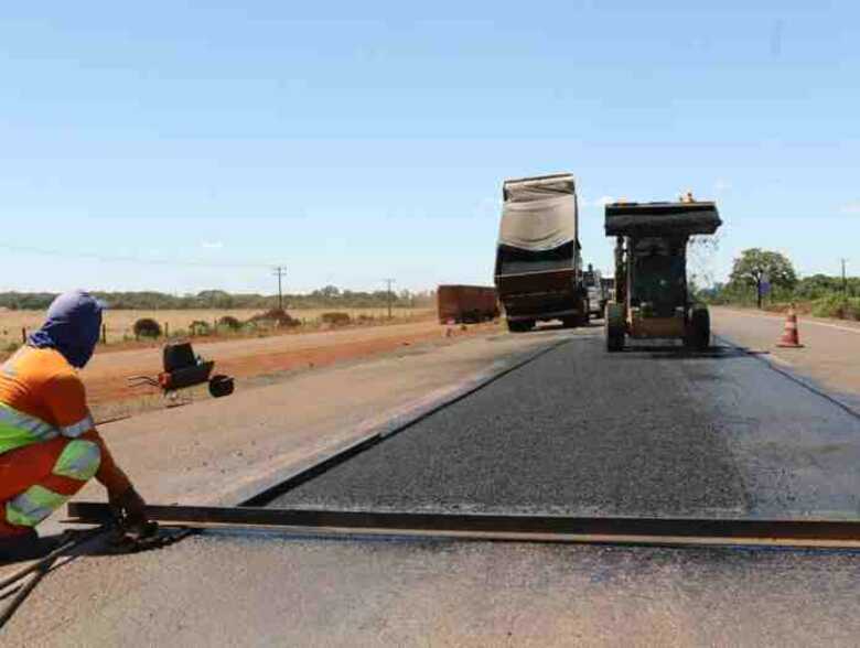 Manutenção na BR-163 sendo realizada pela CCR MSVia