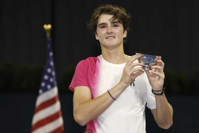 Joao Fonseca, do Brasil, celebra o título de campeão do US Open juvenil em Nova York