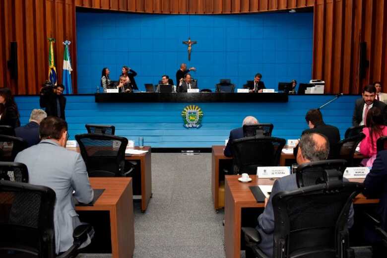 A sessão é aberta ao público no Plenário Deputado Júlio Maia