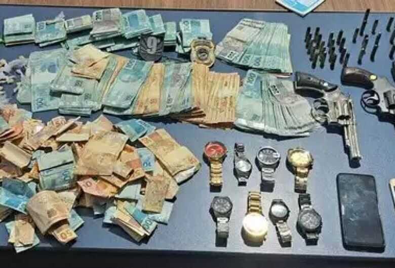 Dinheiros, relógios e até armas foram apreendidas na casa do suspeito