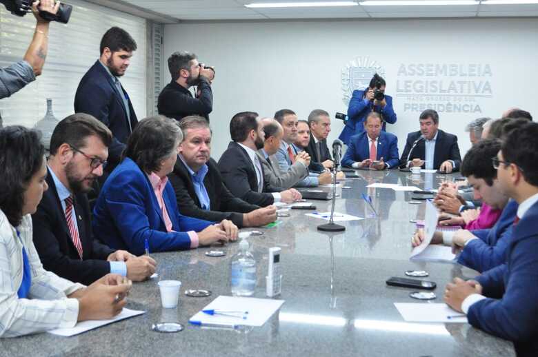 Governador Eduardo Riedel, acompanhado pelos secretários Eduardo Rocha e Pedro Caravina em reunião na presidência da ALEMS