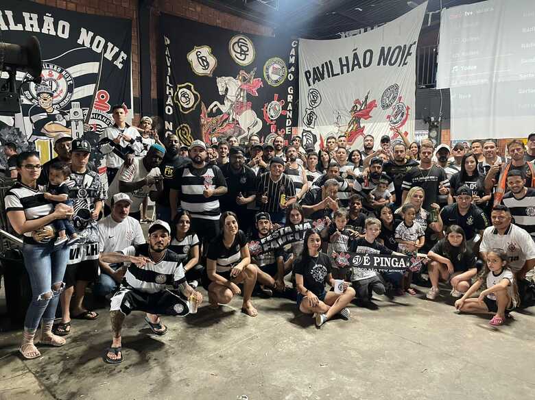 Torcida se reúne no Pavilhão Nove, em Campo Grande para assistirem e torcerem juntos