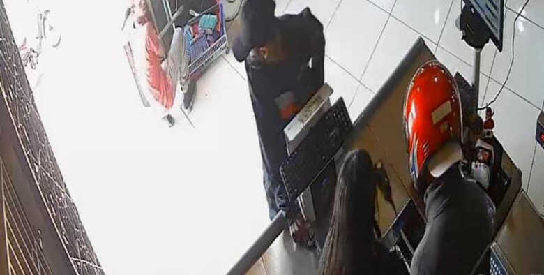 A&ccedil;&atilde;o dos bandidos foi registrada pelas c&acirc;meras de seguran&ccedil;a