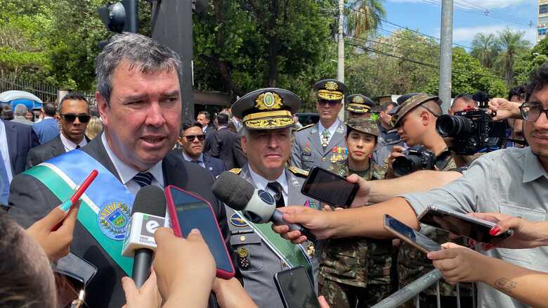 Governador Eduardo Riedel atende a imprensa em solenidade do Dia da Independ&ecirc;ncia