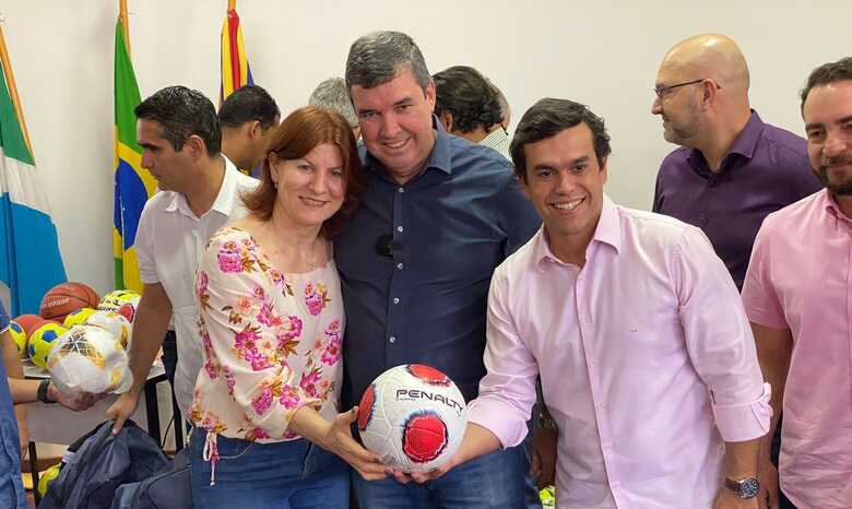 Coordenadora da E.E. Arlindo de Andrade Gomes, Rosimeire Tizzo; governador Eduardo Riedel, e o deputado federal Beto Pereira