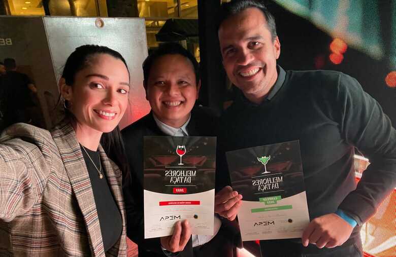 Empresários Ana Carla Wendling, Fábio Hasegawa e Diogo Wendling recebendo a premiação