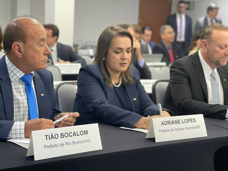 Adriane Lopes participou de uma reunião em Brasília com chefes do Executivo Municipal