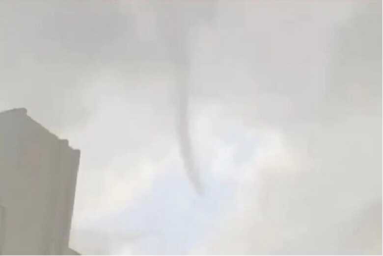 Nuvem funil &eacute; registrada por moradores em Corumb&aacute;