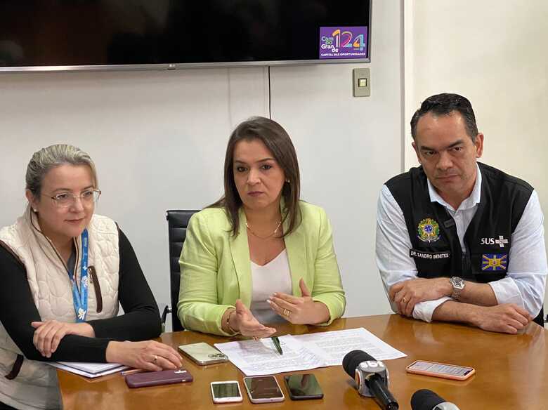 Secretária adjunta da Sesau, Dra Rosana Leite; prefeita Adriane Lopes e secretário da Sesau, Sandro Benites