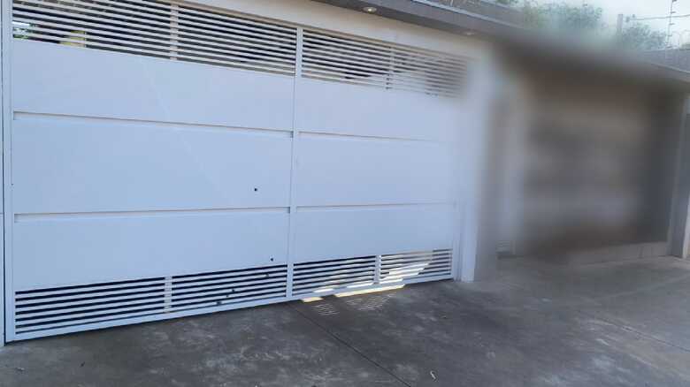 Port&atilde;o estava com as marcas dos tiros