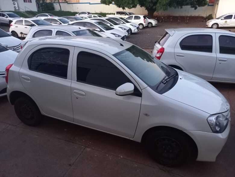 O lote possui seis automóveis Toyota Etios Hatch