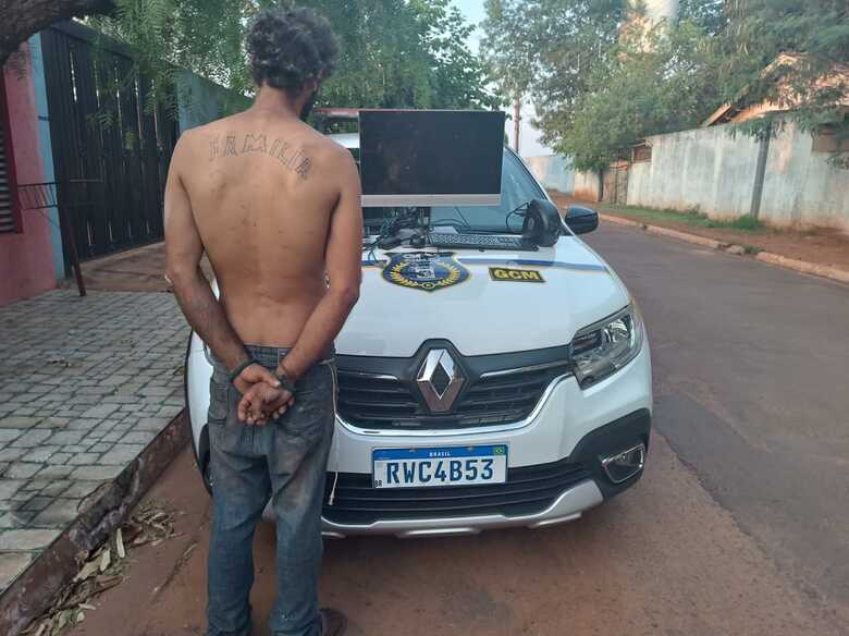 Suspeito foi preso e materiais recuperados