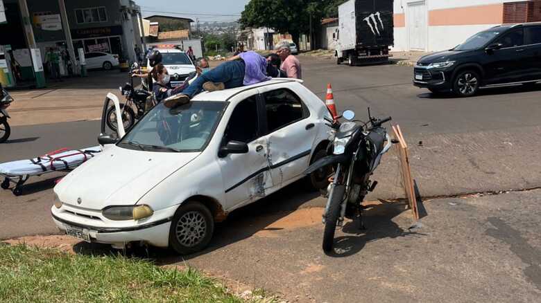 Com o impacto da colis&atilde;o o motociclista e a moto foram parar no teto do carro 