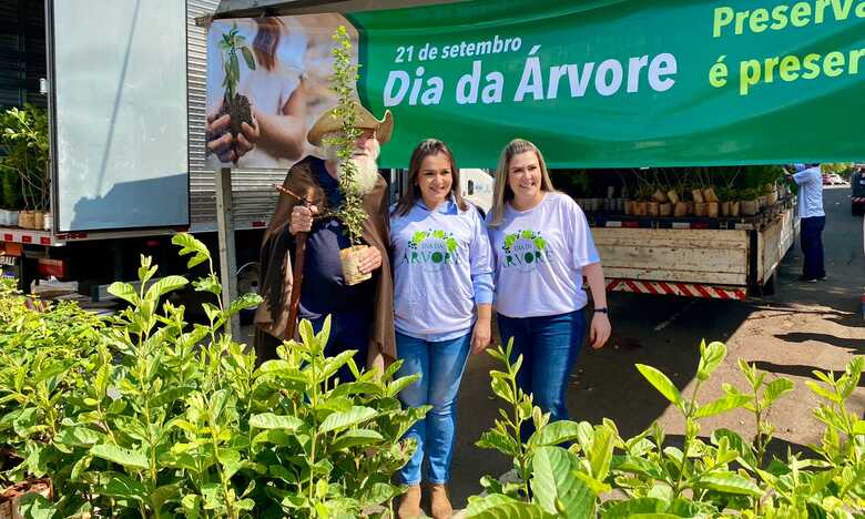 Prefeita Adriane Lopes durante ação