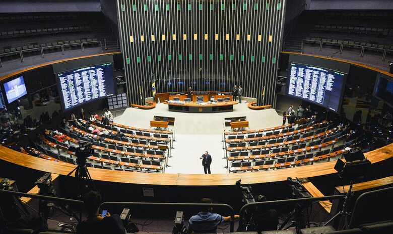 A Câmara dos Deputados votou e aprovou que propõe a taxação da renda obtida com investimentos no exterior