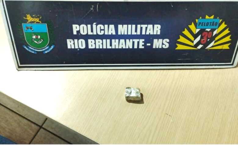 Porção de droga encontrada em veículo