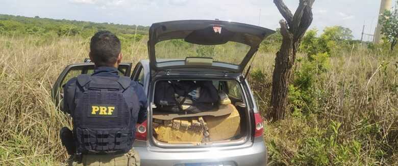 Carro estava cheio de drogas