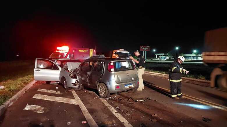 Carros colidiram frontalmente e ficaram destruídos