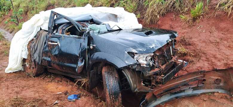 Veículo ficou bastante destruído com o capotamento