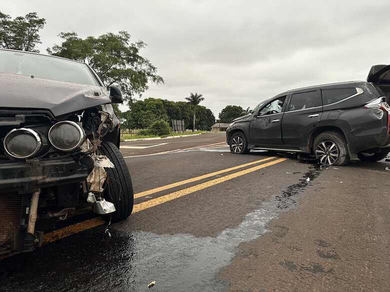 Os dois ve&iacute;culos ficaram bastante danificados