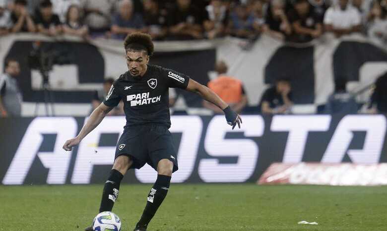 Adryelson atua como zagueiro pelo Botafogo 