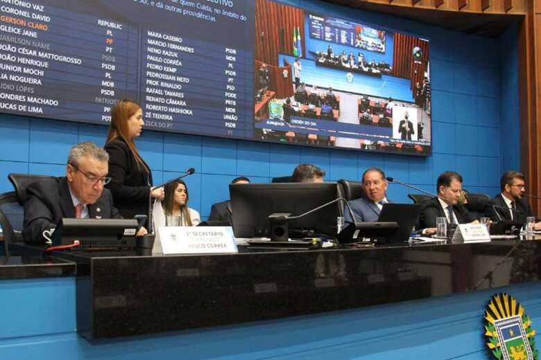 A sessão, realizada no plenário do Parlamento, tem início às 9h