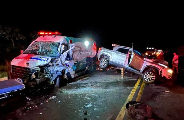 Ambul&acirc;ncia e o ve&iacute;culo ficaram destru&iacute;dos no acidente
