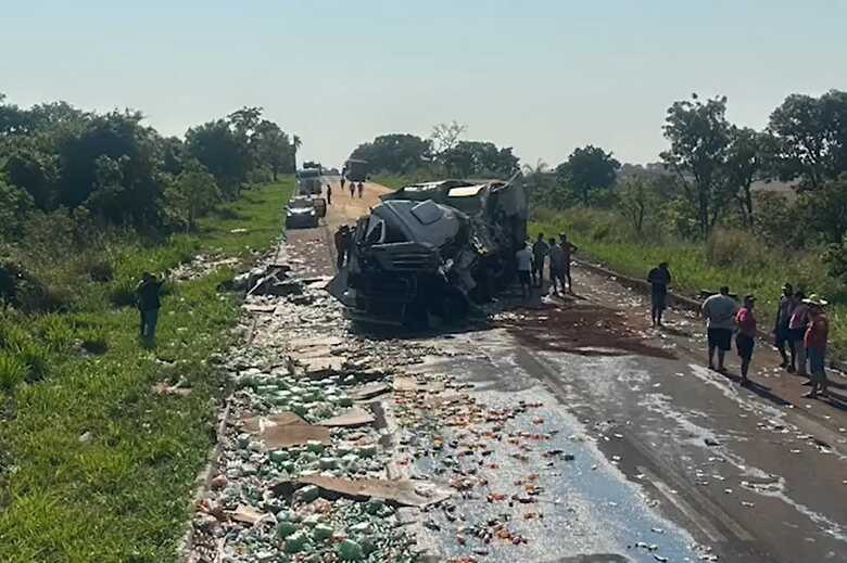 Carreta ficou destru&iacute;da com o acidente