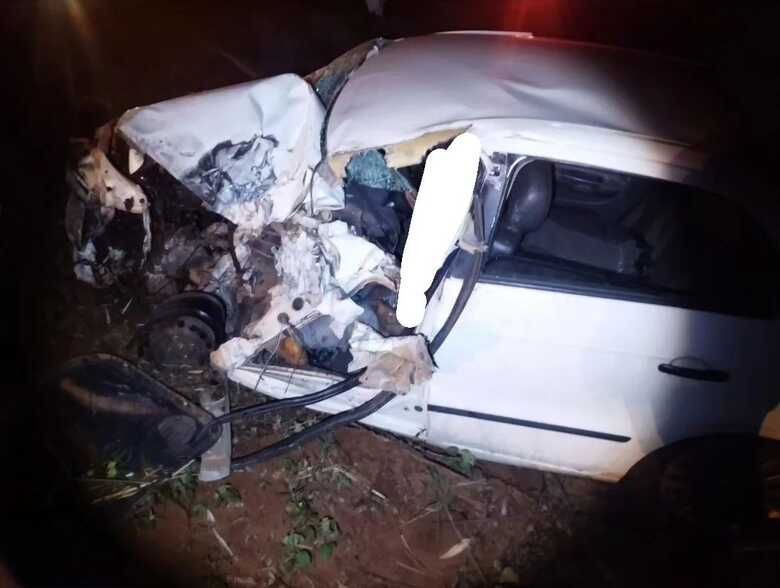 Carro ficou completamente destru&iacute;do