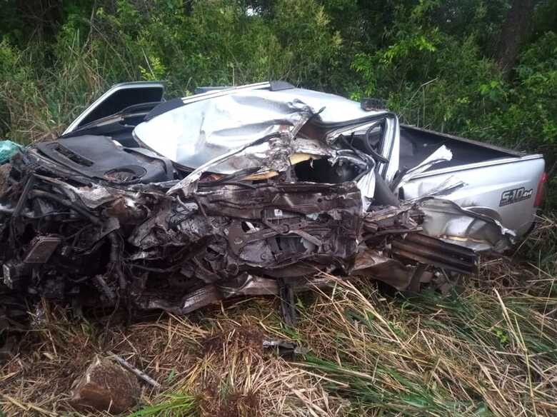 Caminhonete ficou totalmente destru&iacute;da