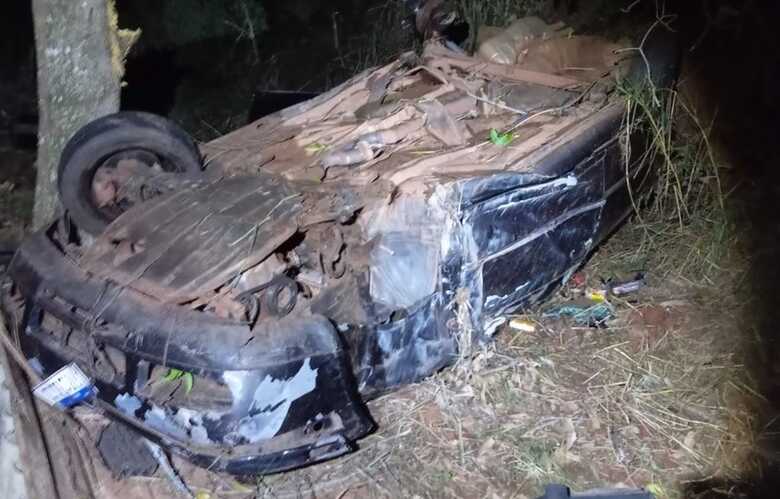 Carro ficou bastante destru&iacute;do ap&oacute;s o acidente