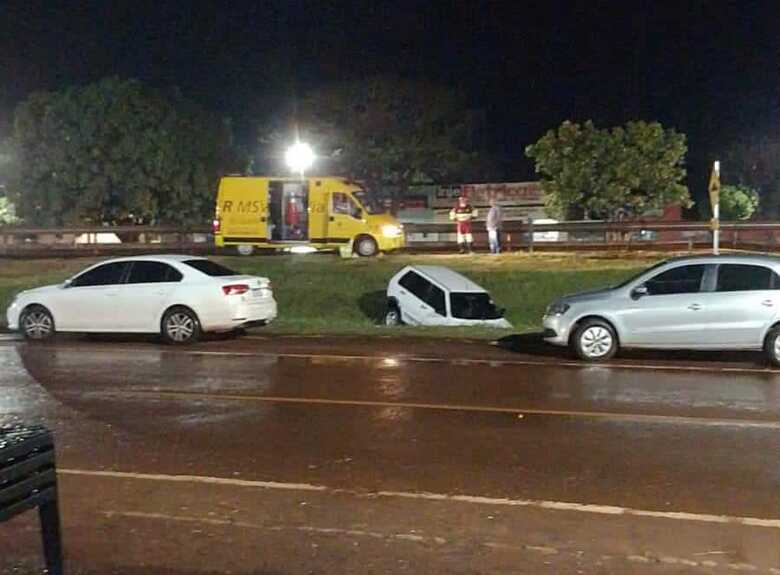 Carro parou na valeta