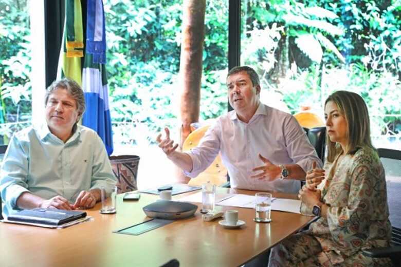 Secretário de Governo e Gestão Estratégica, Pedro Caravina, governador Eduardo Riedel e a senadora Soraya Thronicke