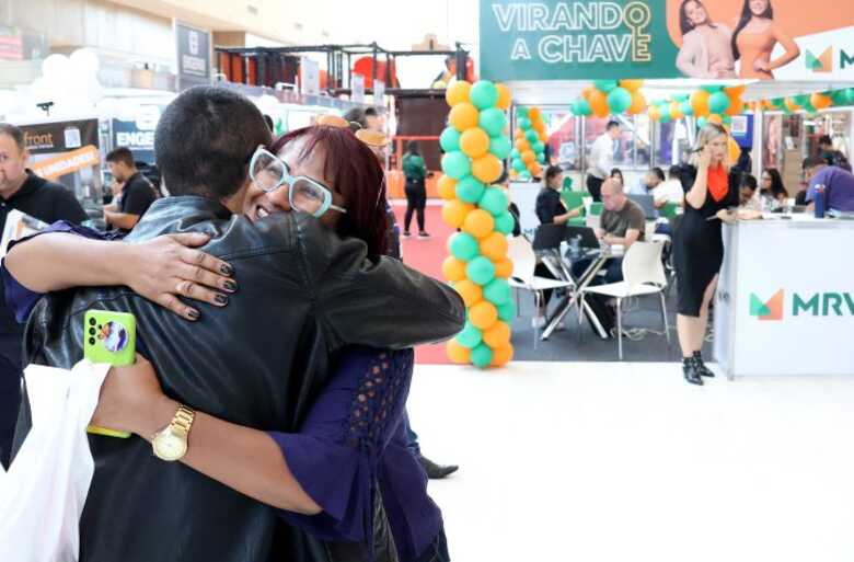 Feir&atilde;o MS Moradia: m&atilde;e e filho ap&oacute;s conquista da casa pr&oacute;pria