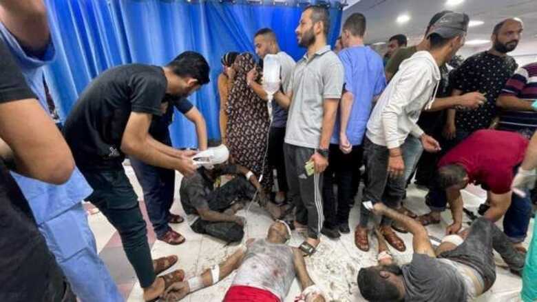 Palestinos feridos s&atilde;o tratados no ch&atilde;o do hospital Shifa, na cidade de Gaza