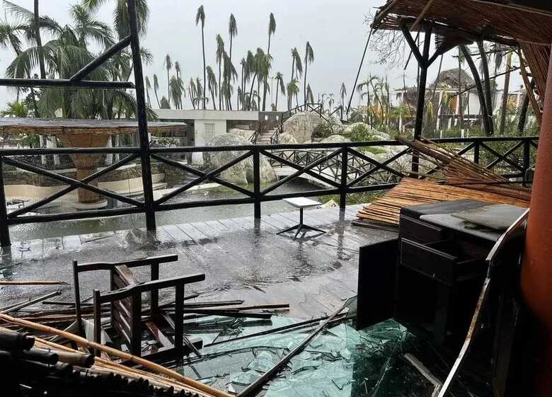 Local ficou destruído após passagem do furacão