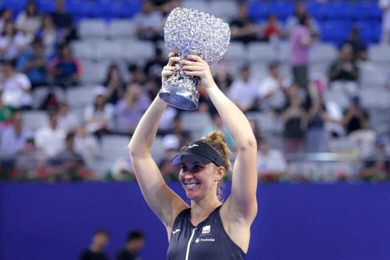 Bia Haddad com o WTA Elite Trophy