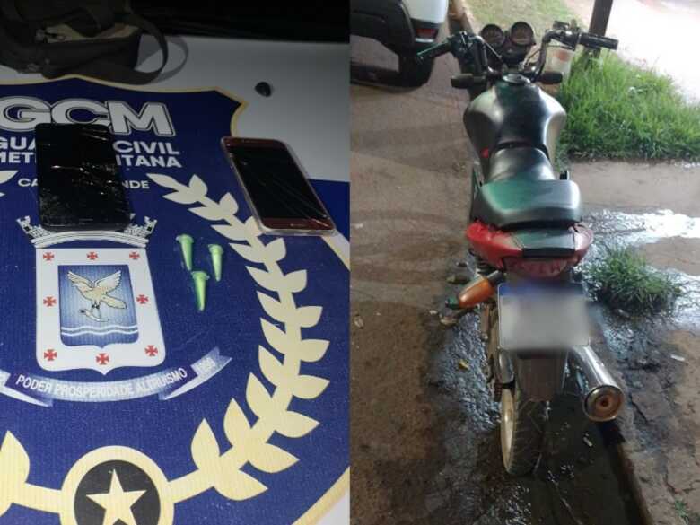 Foram apreendidos dois aparelhos celulares e a motocicleta que foi encaminhada para a Derf