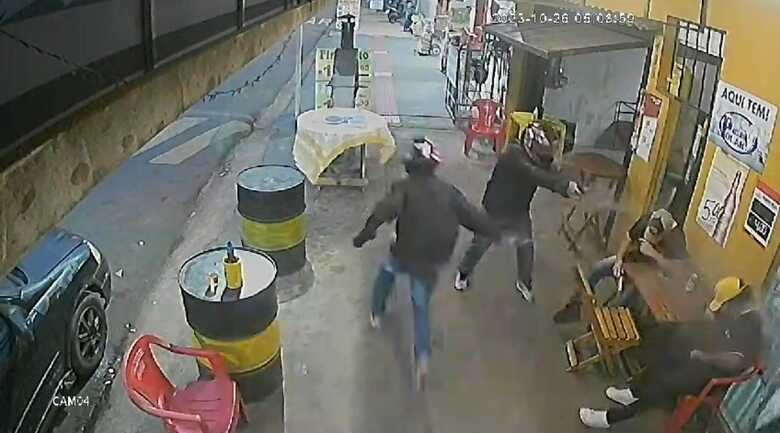 Criminosos estavam a p&eacute; e atiraram v&aacute;rias vezes