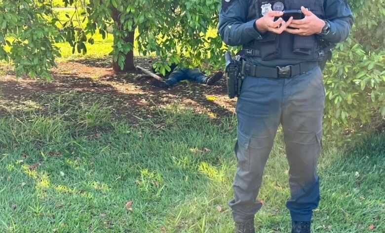 Homem estava ca&iacute;do pr&oacute;ximo a uma &aacute;rvore