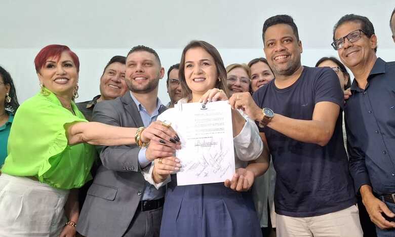 Presidente do Condaen, Lúcia de Fátima; vereador Valdir Gomes; secretário de educação Lucas Bitencourt; prefeita Adriane Lopes; vereador Professor Riverton e o vereador Edu Miranda