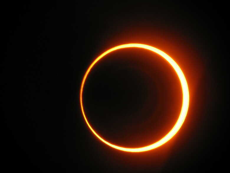Eclipse solar anular registrado em Londres, em 2012
