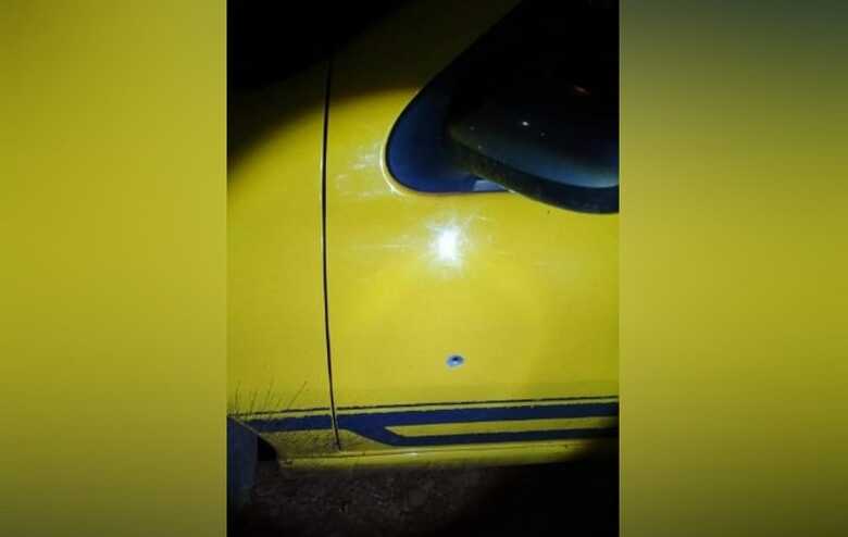 Carro fica com marca de tiro ap&oacute;s um dos ataques