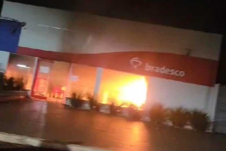 Ag&ecirc;ncia foi tomada por fogo durante a noite