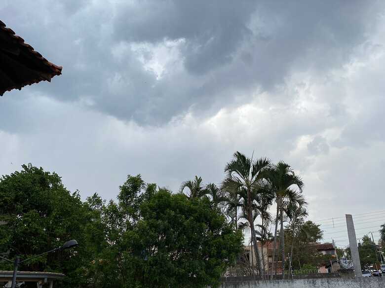 Tempo ficou nublado com mudança climática em Campo Grande