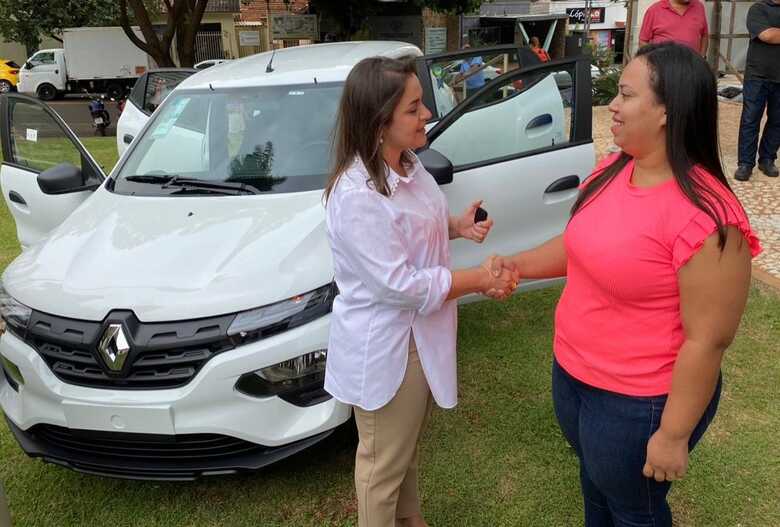 Adriane Lopes e Suellen, filha do ganhador do veículo