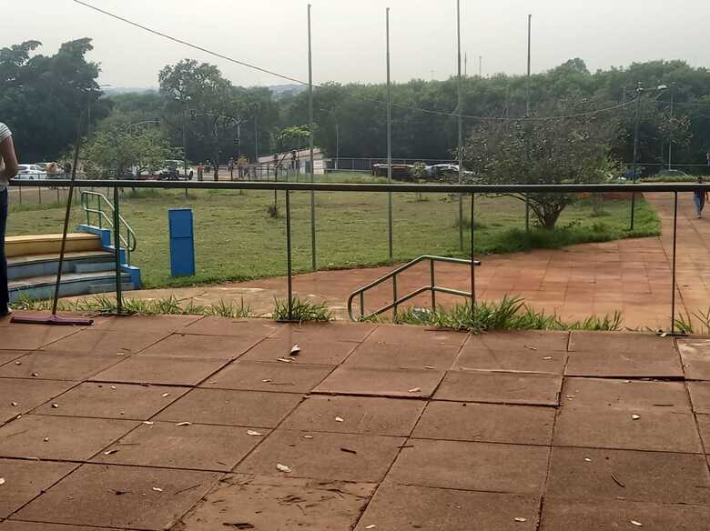 Caminh&atilde;o tombou dentro da escola